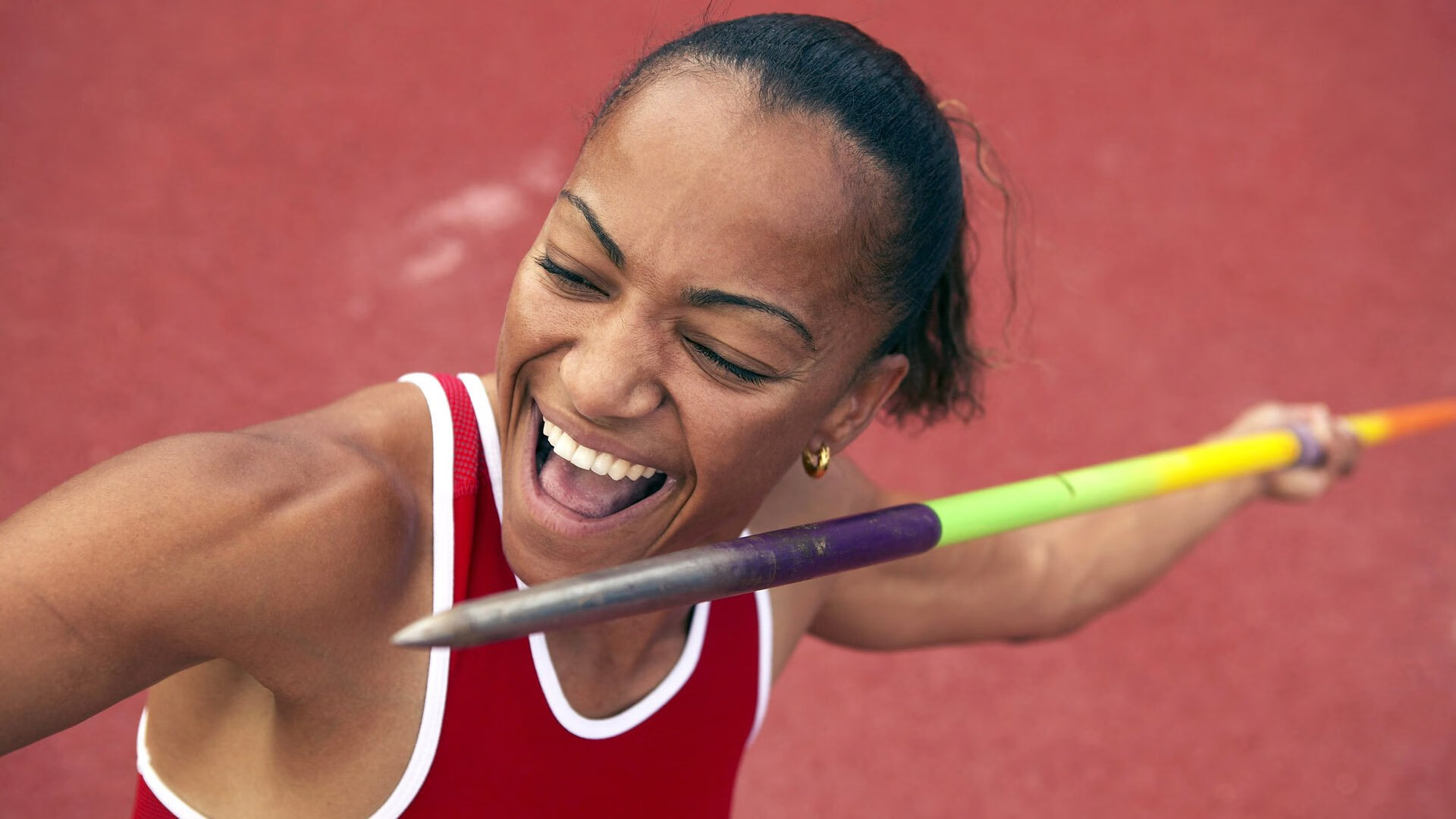 _比赛中的瞬间：令人心跳加速的精彩得分_，描写比赛激动人心的场面