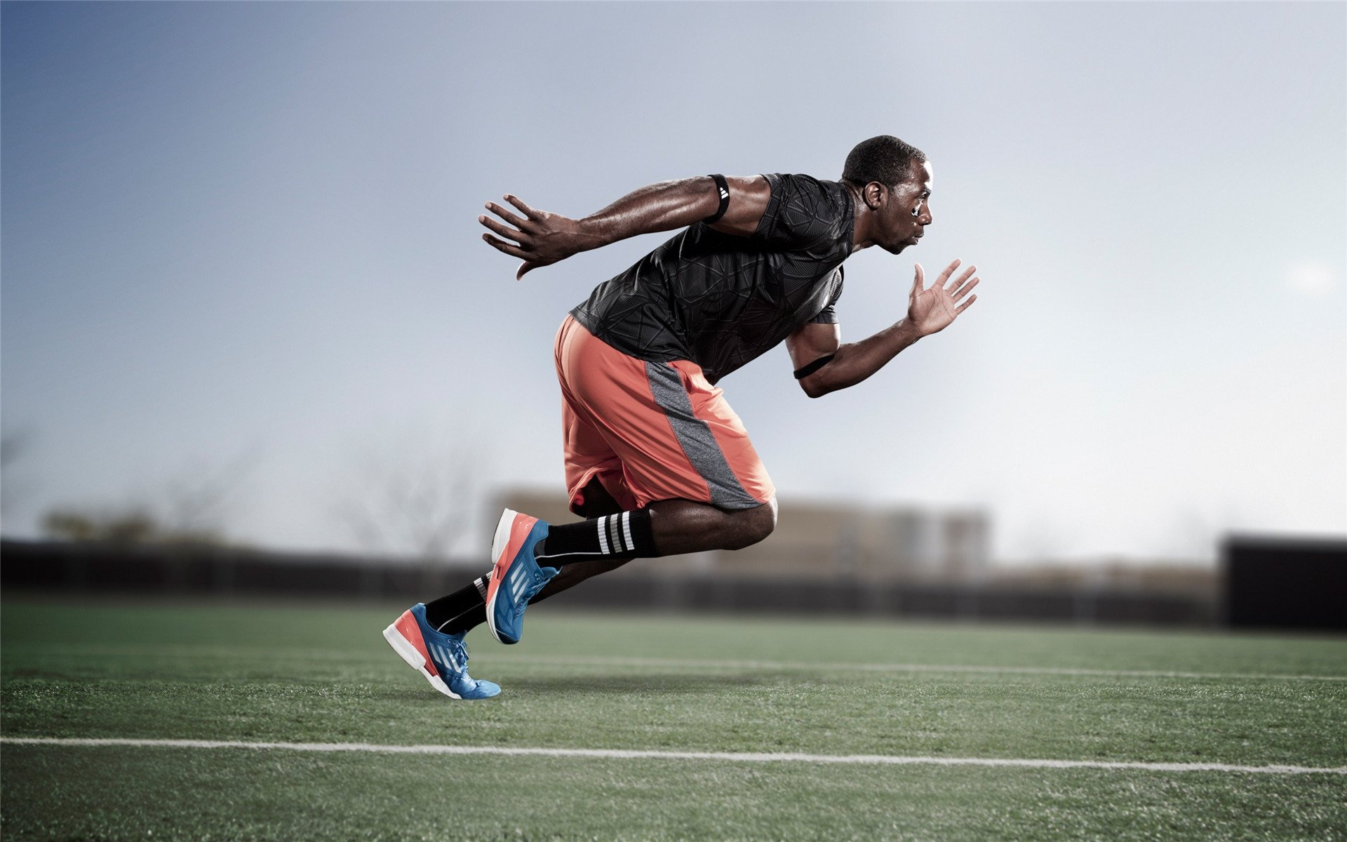 _比赛中的瞬间：令人心跳加速的精彩得分_，描写比赛激动人心的场面